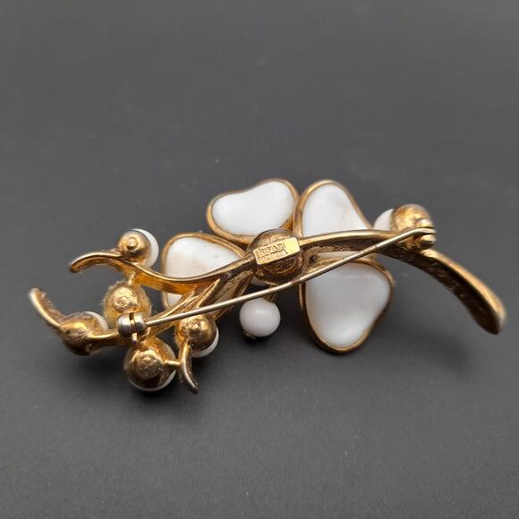 Vintage Trifari White Milk Glass Beaded Brooch - Picture 3 of 8